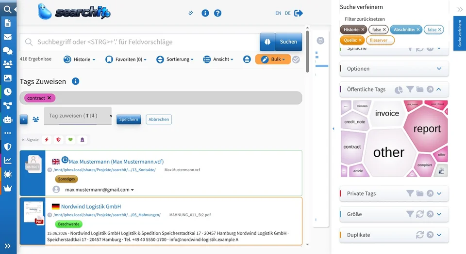 Bildschirmfoto: Die Maske „Tags Zuweisen“ ist geöffnet, das Schlagwort „contract“ gewählt, zwei Treffer sind markiert; rechts die öffentlichen Schlagworte als Kachelgrafik.